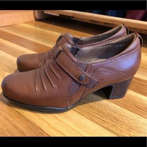 NWOT Clark’s shoes in brown size 5